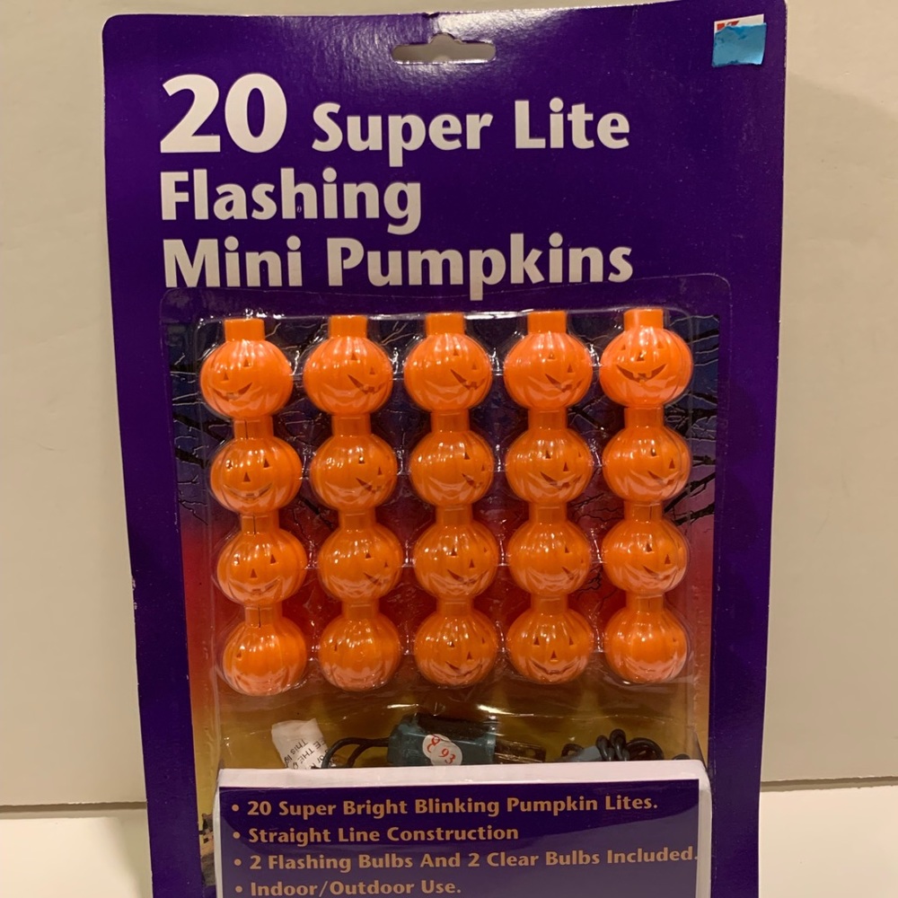 NWT HALLOWEEN FLASHING MINI PUMPKIN LIGHTS.